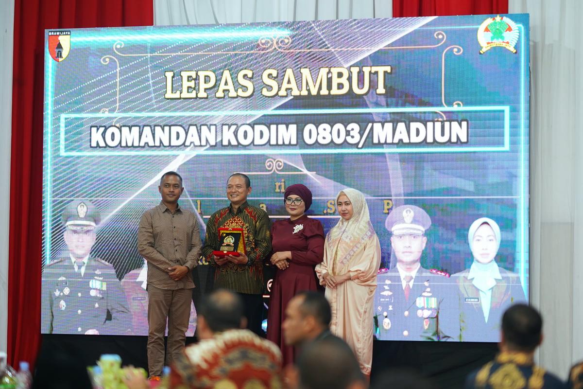 Foto 2 dari 9: Hadiri Lepas Sambut Komandan Kodim 0803 Madiun, Pj Wali Kota Sampaikan Selamat Kepada Keduanya