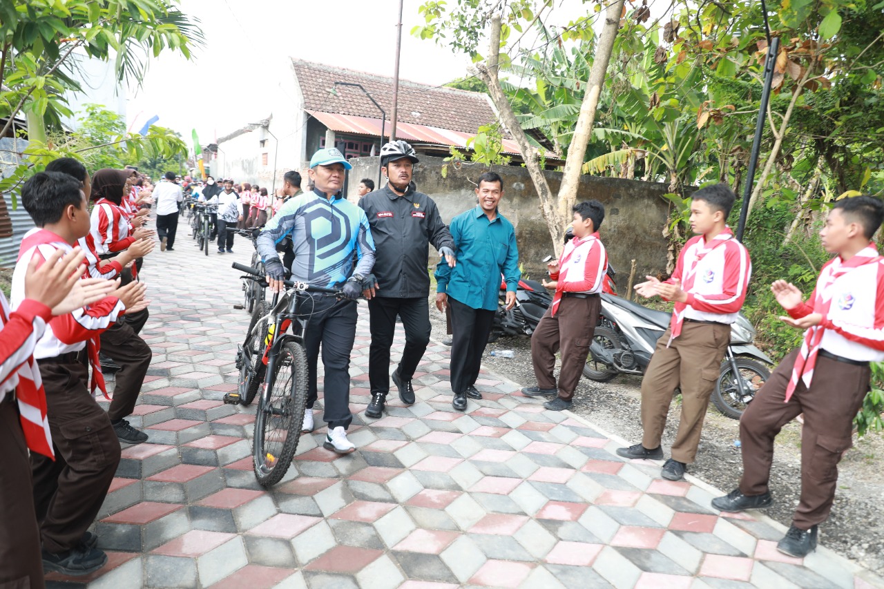 Foto 4 dari 15: Gowes Tiga Kelurahan, Wali Kota Serahkan Penghargaan Lomba Idol Hingga Cek Pembangunan Kota