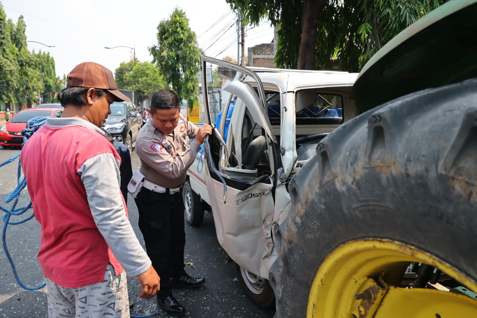 Foto 1 dari 4: Tiga Kendaraan Terlibat Kecelakaan Beruntun di Tean, Kaki Sopir Pikap Sempat Terjepit