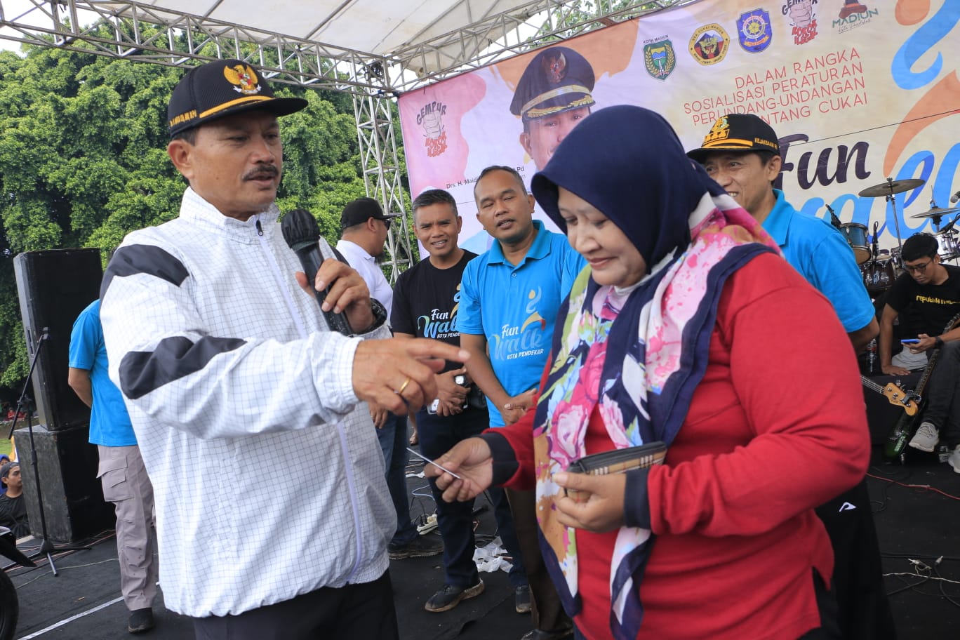 Foto 10 dari 10: Berangkatkan Peserta Fun Walk, Wali Kota Apresiasi Semangat Peserta