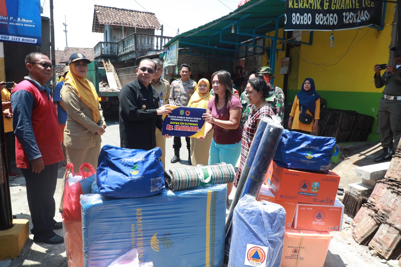 Foto utama berita: Pj Walikota Serahkan Bantuan Kepada Korban Rumah Roboh