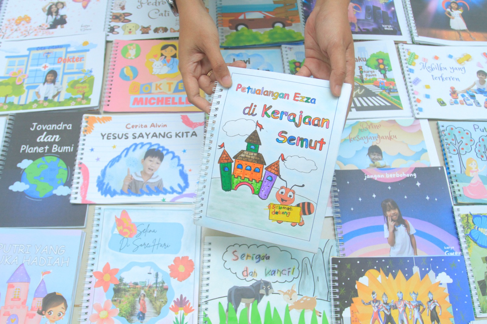 Foto 1 dari 5: Asah Imajinasi Dan Kreativitas, PAUD Bahtera Kasih Ajak Siswa Membuat Buku
