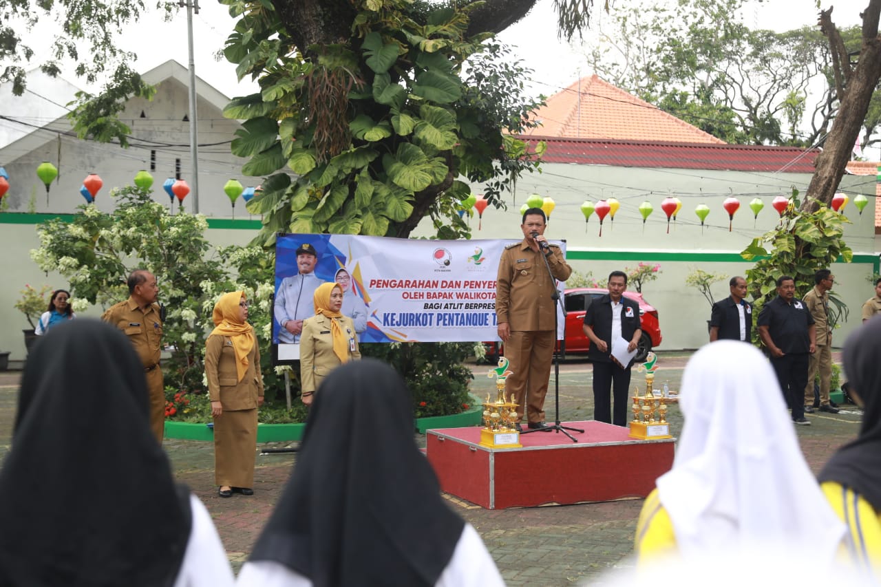 Foto 13 dari 13: Serahkan Medali Kejurkot Petanque 2023, Wali Kota Harap Prestasi Atlet Kota Madiun Terus Meningkat