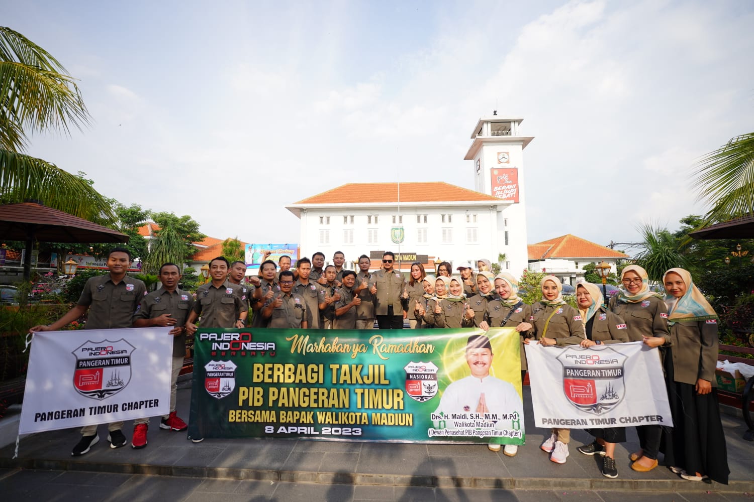 Foto 2 dari 10: Hadiri Giat Berbagi Takjil Komunitas Pajero, Wali Kota Apresiasi Kepedulian Komunitas untuk Sesama