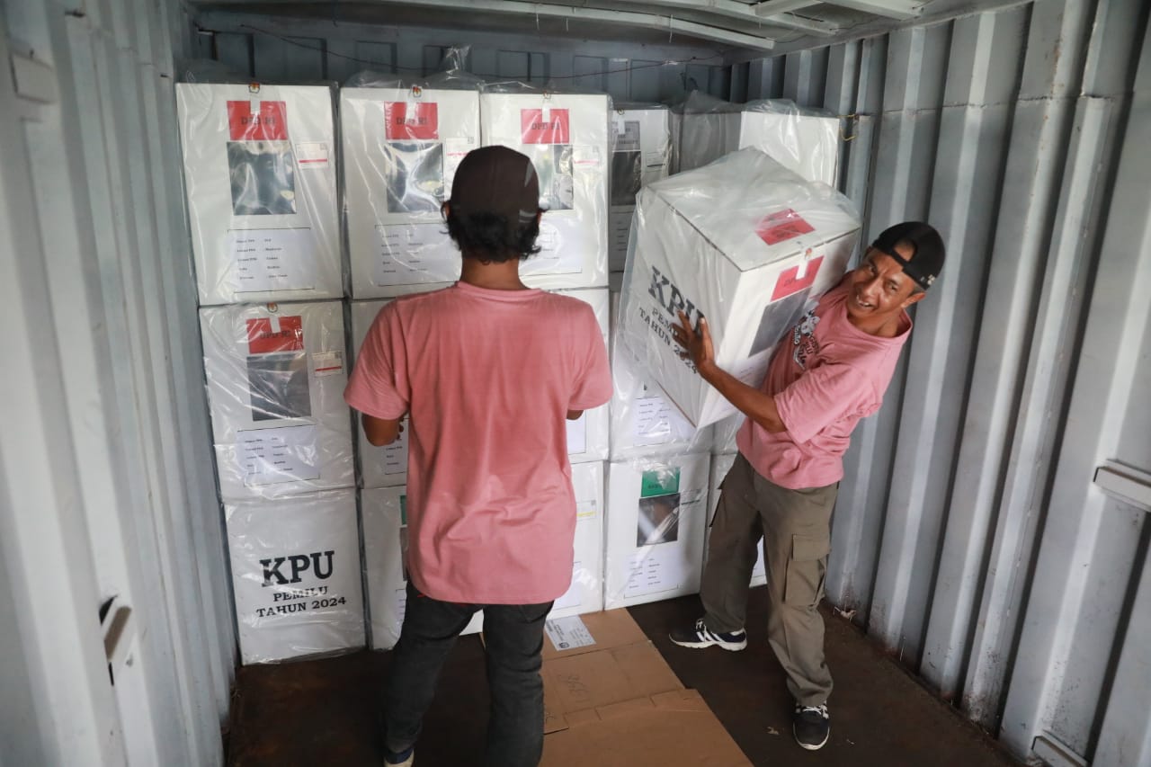 Foto 4 dari 10: H-2 Pemilu, KPU Distribusikan Logistik Pemungutan Suara Ke Kelurahan
