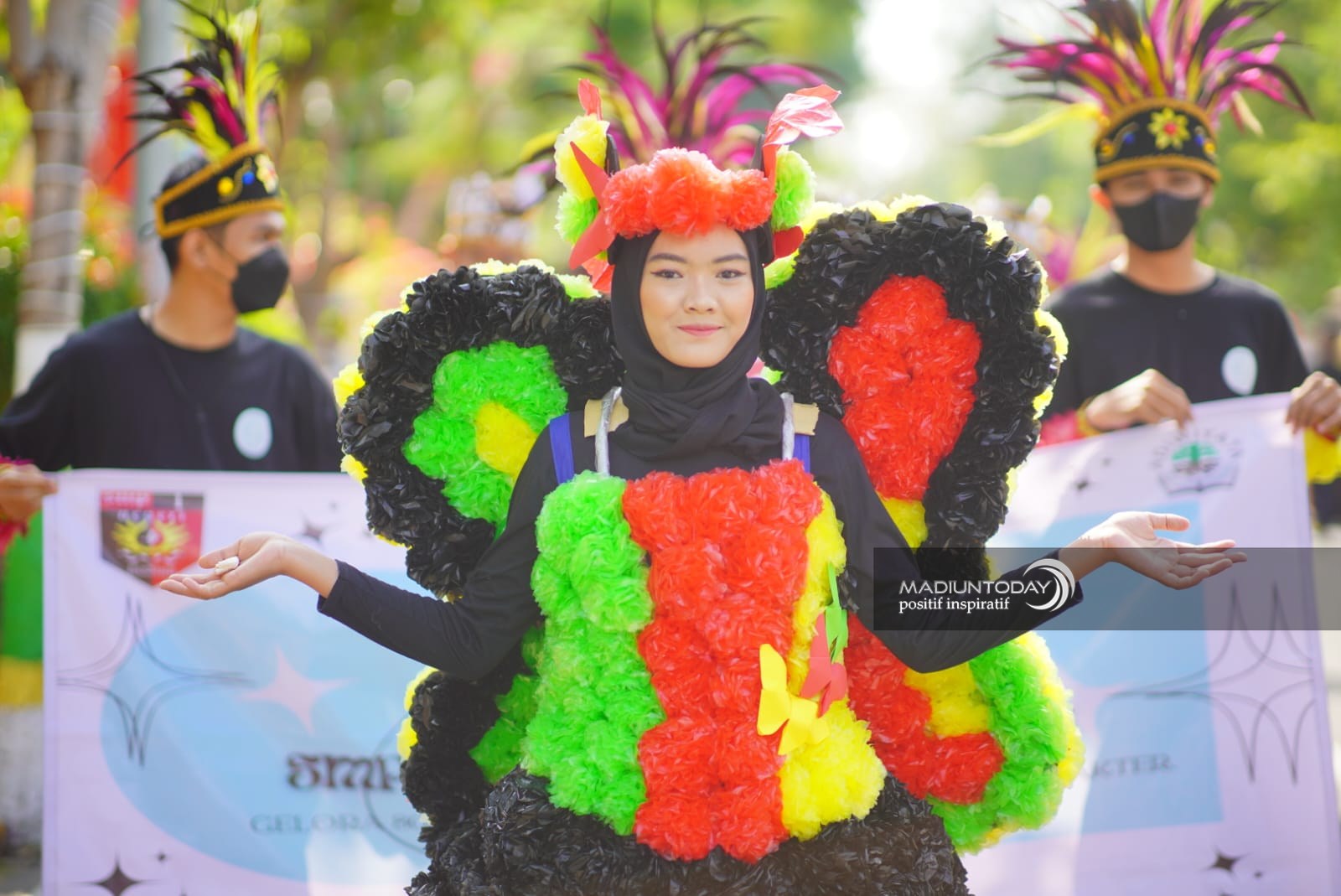 Foto 7 dari 8: Dari Barang Bekas Jadi Kostum Berkelas