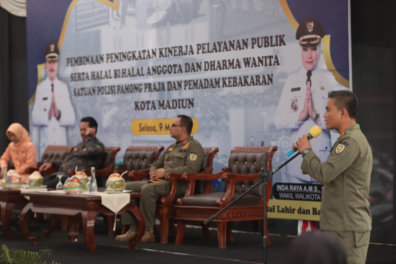 Foto 4 dari 12: Gelar Pembinaan Peningkatan Kinerja Pelayanan Publik, Wali Kota Harap Satpol PP dan Damkar Optimal Berikan Pelayanan