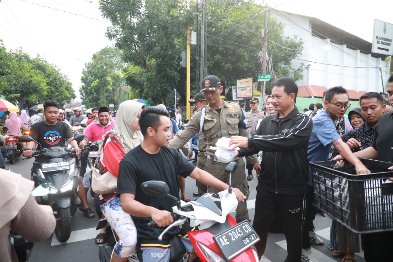 Foto 5 dari 13: Buka Bazar Ramadan Kecamatan Manguharjo, Wali Kota: Ramadan Semua Harus Bahagia