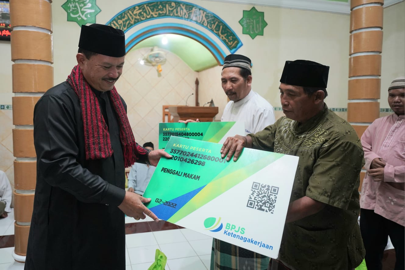 Foto 5 dari 9: Salat Isya di Masjid Baiturohman Kelurahan Rejomulyo, Jamaah Minta Bantuan Rp 10 Juta, Wali Kota Kasih Rp 15 Juta