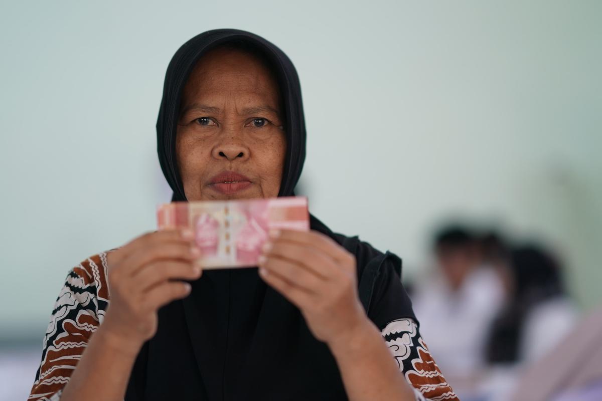 Foto 12 dari 19: Dinsos PPPA Kembali Salurkan BLT Daerah dan DBHCHT, Ada 3.353 Penerima