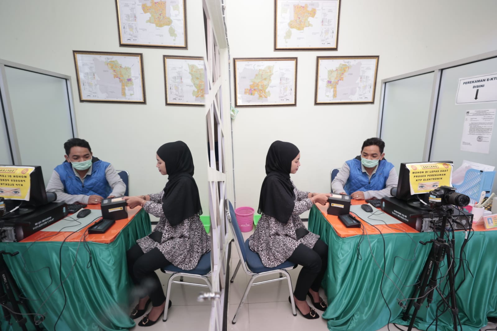 Foto 3 dari 3: Terbukti Bermanfaat, Dispendukcapil Layani Ratusan Warga Dalam Program Anti Prei Lebaran