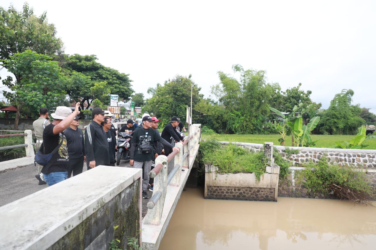 Foto 12 dari 12: Tak Hanya Tinjau Saluran, Wali Kota Juga Borong Makanan untuk Dibagikan