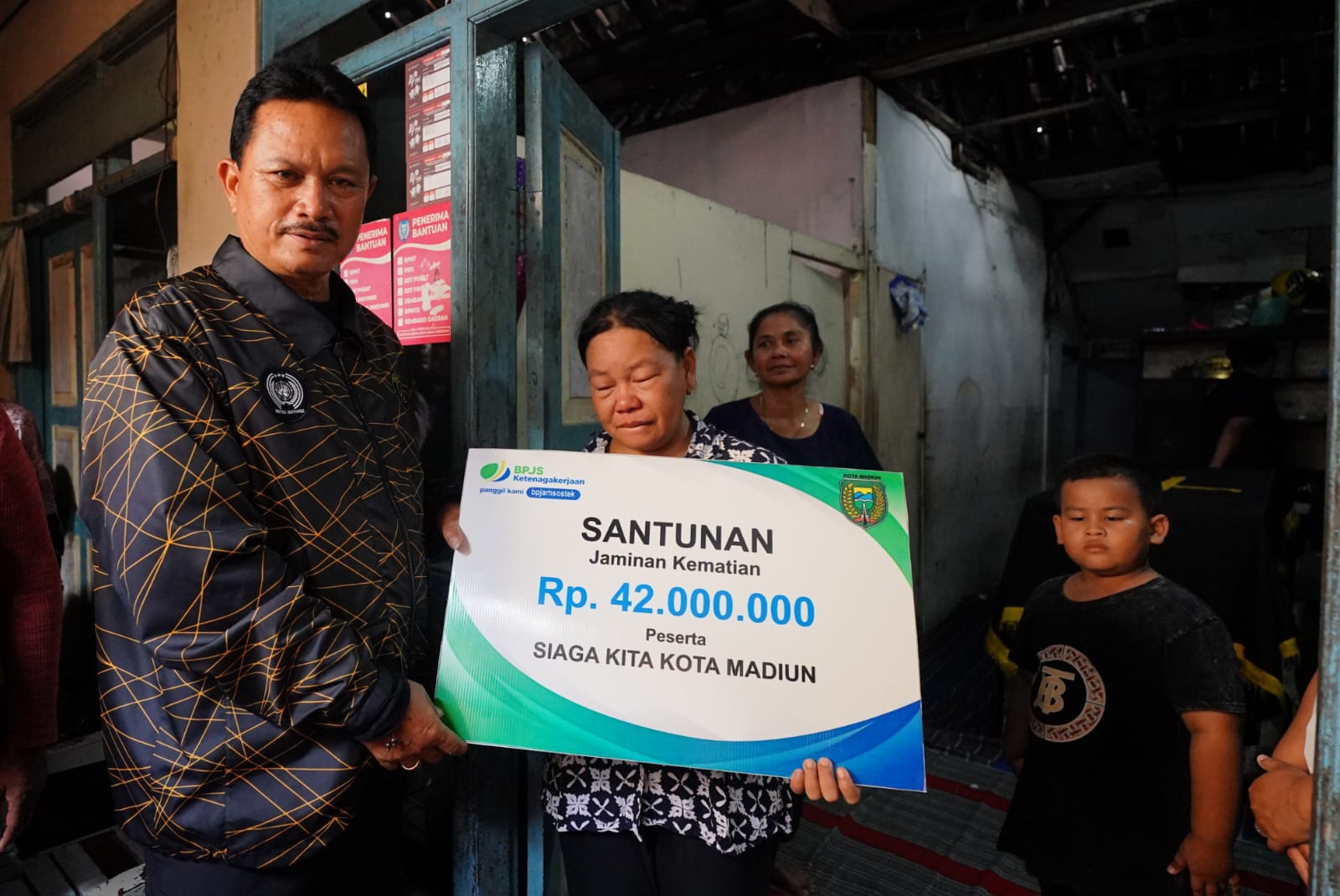 Foto 3 dari 3: Lagi, Wali Kota Serahkan Santunan Kematian Program Siaga Kita, Ahli Waris Dapat Rp 42 Juta