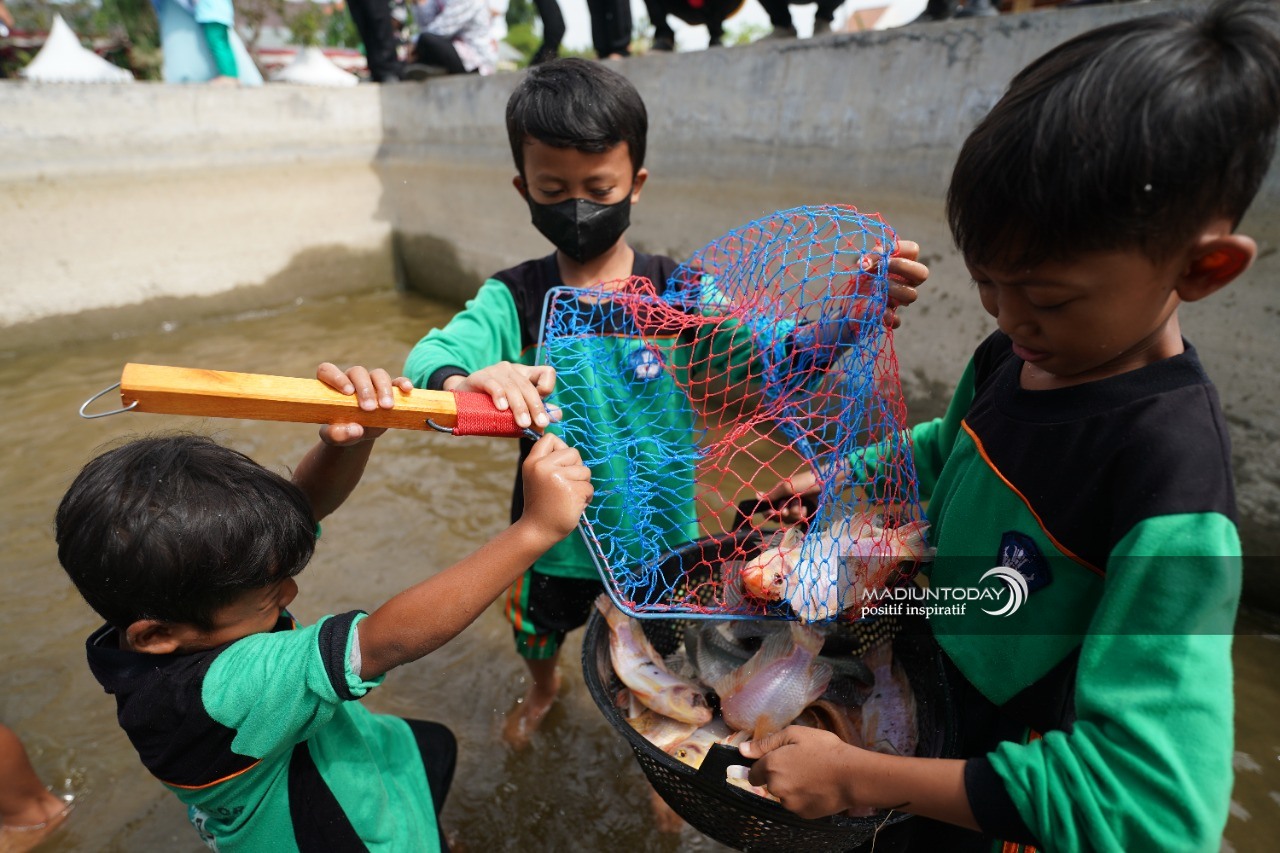 Keceriaan Siswa Menangkap Ikan Bersama Wali Kota