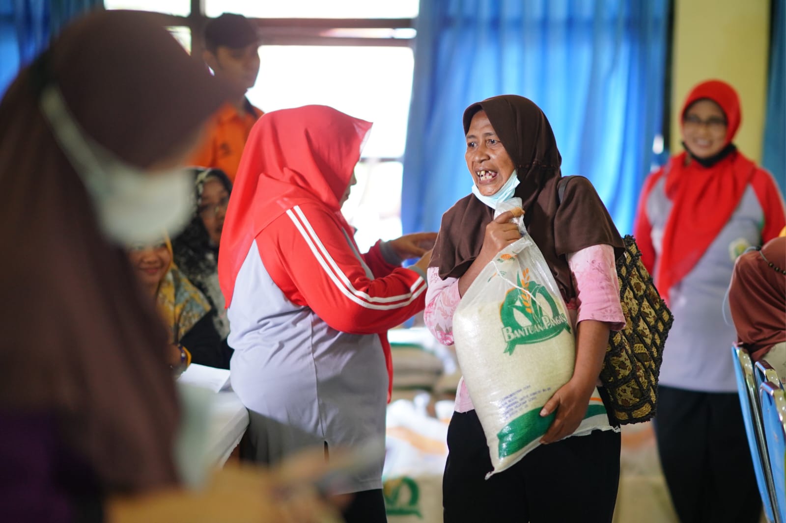 Foto 4 dari 10: Tekan Lonjakan Harga Bahan Pokok Jelang Lebaran, Pemerintah Salurkan Bantuan Pangan Bagi Masyarakat