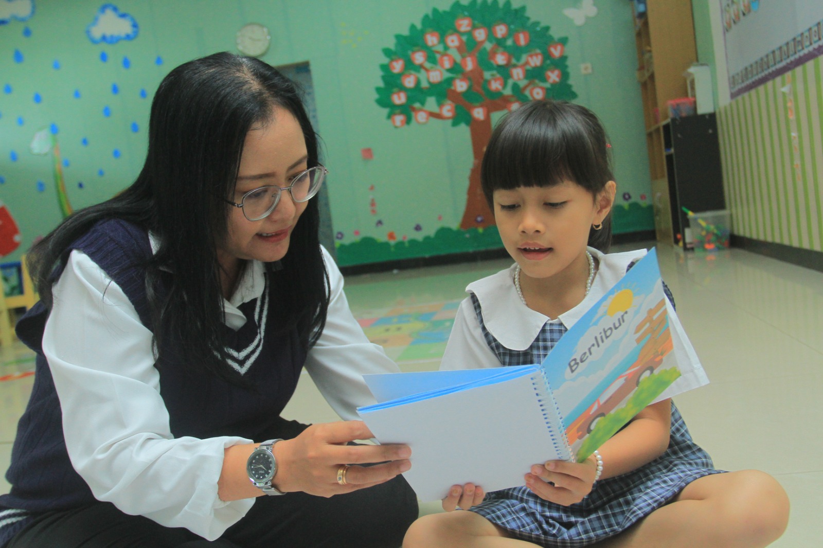 Foto 4 dari 5: Asah Imajinasi Dan Kreativitas, PAUD Bahtera Kasih Ajak Siswa Membuat Buku