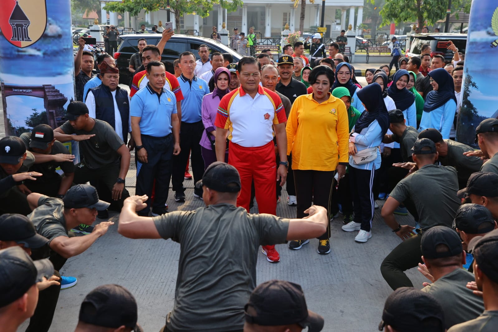Foto 3 dari 4: Kunjungan Kerja di Kota Madiun, Panglima TNI Gelar Olahraga Bersama dan Ingatkan Prajurit Agar Netral Jelang Pemilu 2024