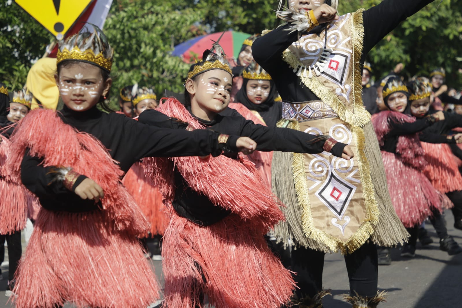 Foto 11 dari 14: Kreasi Plastik Bekas Jadi Baju Berkelas