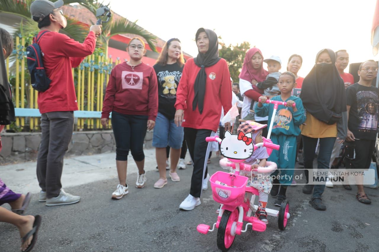 Foto 6 dari 7: Lepas Jalan Santai RW VII Nambangan Lor Wali Kota Pesan Jaga Kekompakan Warga