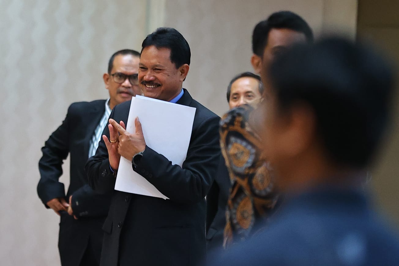 Foto 2 dari 7: SAH! Wali Kota Maidi Resmi Sandang Gelar Doktor Smart City