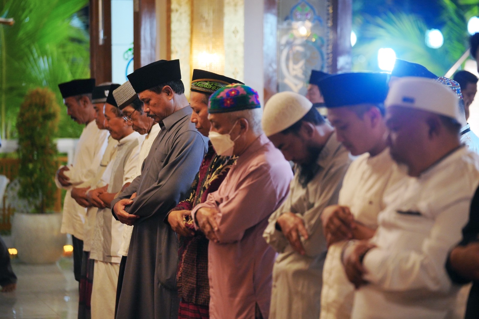 Foto 1 dari 10: Salat Isya dan Tarawih Safari Ramadan di Pondok Abi Bahrun Madinatul Jannah, Wali Kota Sampaikan Event Sambut Lebaran