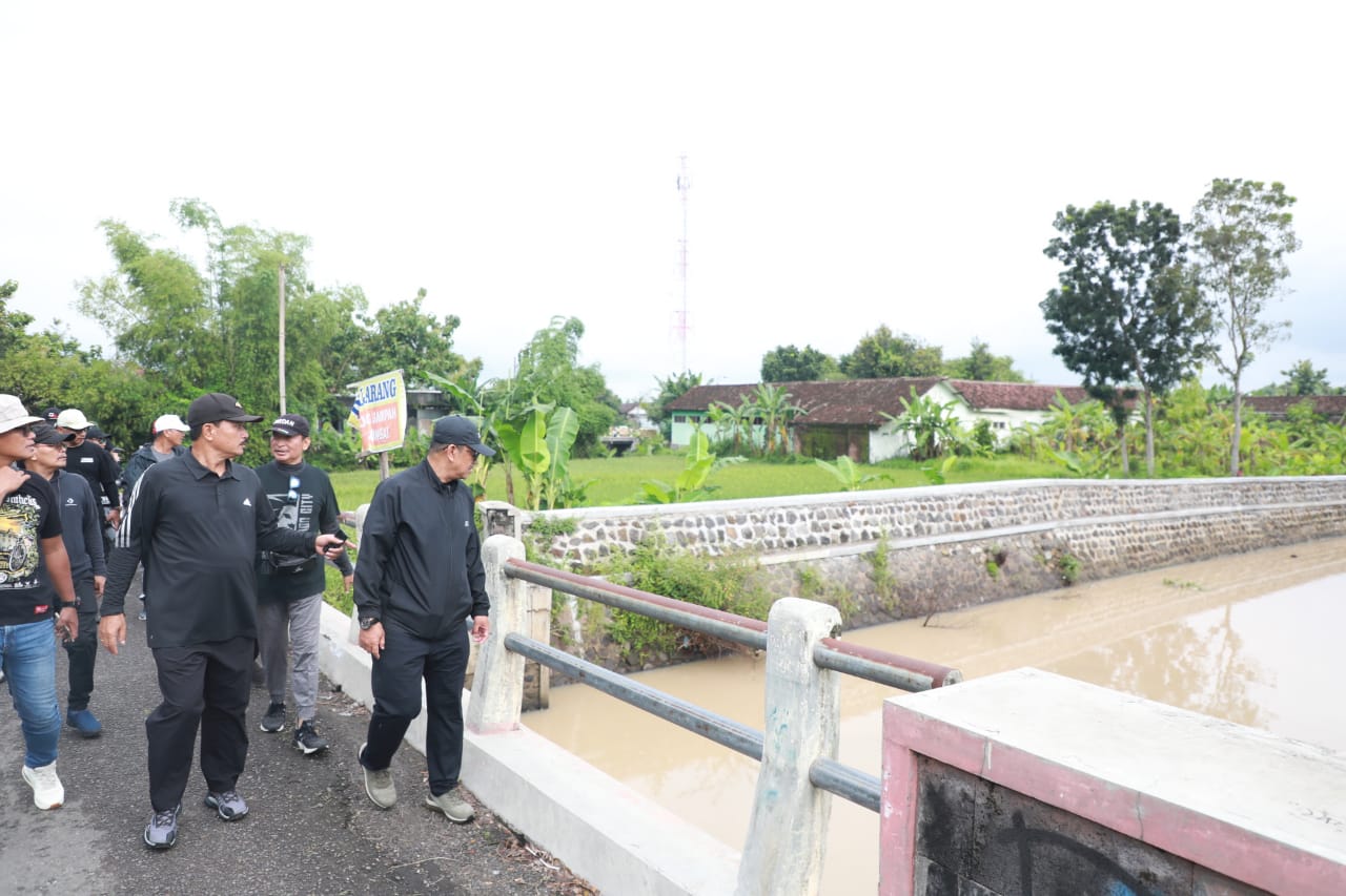 Foto 1 dari 12: Tak Hanya Tinjau Saluran, Wali Kota Juga Borong Makanan untuk Dibagikan
