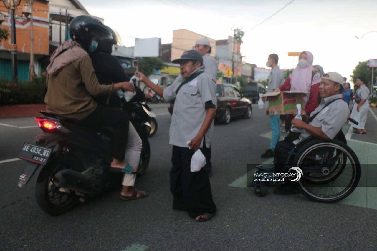 Foto 2 dari 6: Penyandang Difabel Kota Madiun Bagi Takjil Dari Produk Olahan Sendiri