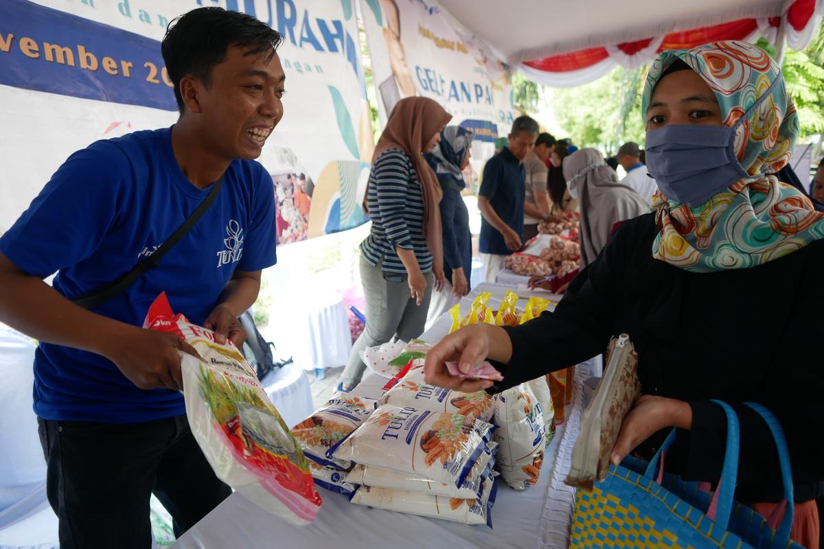Foto 14 dari 19: Stabilisasi Harga Dan Stok Bahan Pangan, Pemprov Jatim - Pemkot Madiun Hadirkan Gerakan Pangan Murah