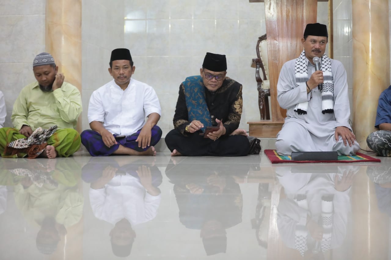Foto 2 dari 7: Salat Isya dan Tarawih Safari Ramadan di Masjid Sayyidina ‘Ali Wali Kota Pesan Jaga Kondusifitas Kota Jelang Idul Fitri