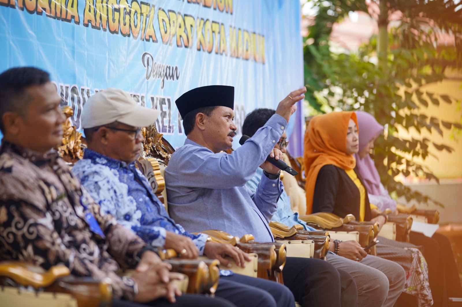Foto 2 dari 14: Hadiri Pertemuan Dengan DPRD Bersama Warga, Wali Kota Beberkan Upaya Peningkatan Pendidikan