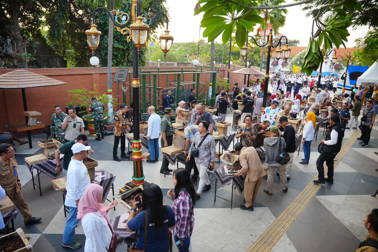 Foto 2 dari 5: Panen Madu, Wali Kota Ajak Masyarakat Rasakan Sensasi Sedot Langsung Dari Sarangnya