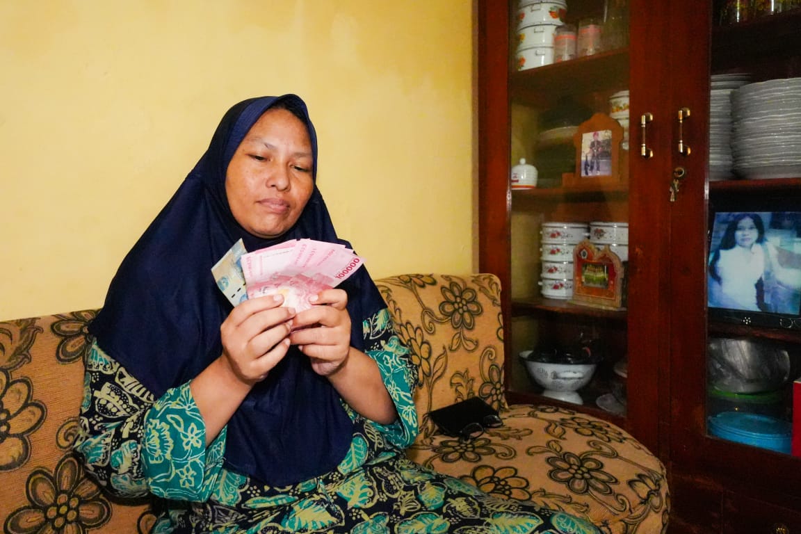 Foto 5 dari 7: Tiga Tahun Ngebrok, Miasih Senang Ibunya Dapat Bantuan Kursi Roda Dari Wali Kota