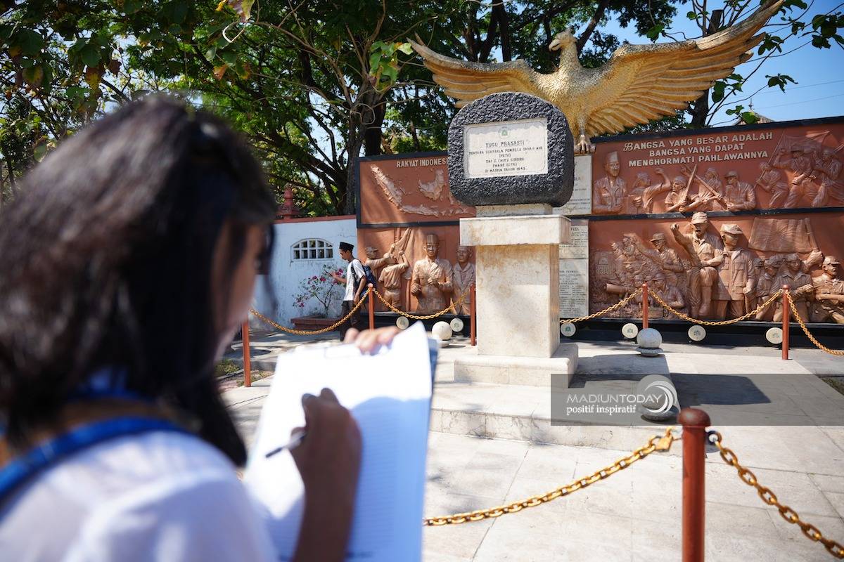 Foto 2 dari 9: Peringati HUT Sekolah, Siswa SMPN 2 Kota Madiun Napak Tilas Ke Tugu Pahlawan