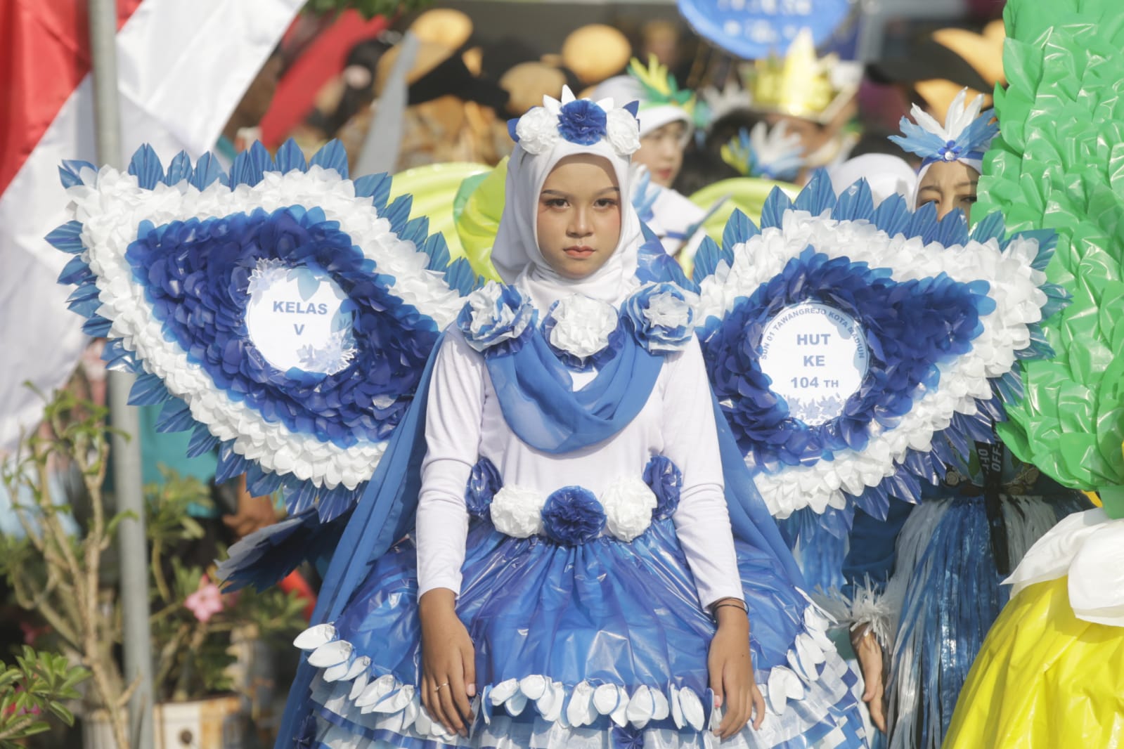 Foto 10 dari 14: Kreasi Plastik Bekas Jadi Baju Berkelas