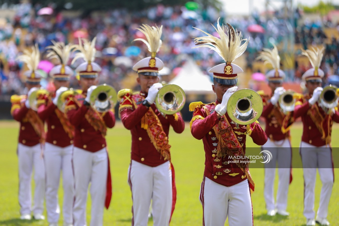 Foto 16 dari 19: Sukses Memukau Masyarakat, Aksi Drumcorps Pelopor Cenderawasih Akpol Dapat Apresiasi Wali Kota Maidi