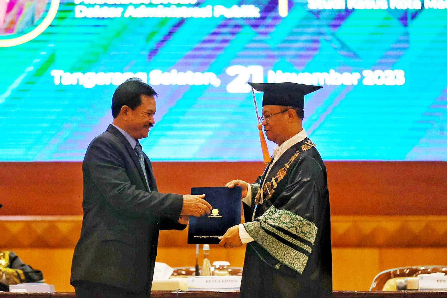 Foto 1 dari 9: Lulus Dengan Predikat Sangat Memuaskan, Wali Kota Maidi Resmi Sandang Gelar Doktor Pertama Dari UT