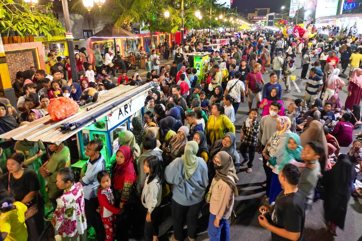Foto 9 dari 19: Meriahnya CFN, Santap Nasi Goreng Gratis Hingga Menikmati Pertunjukkan Barongsai