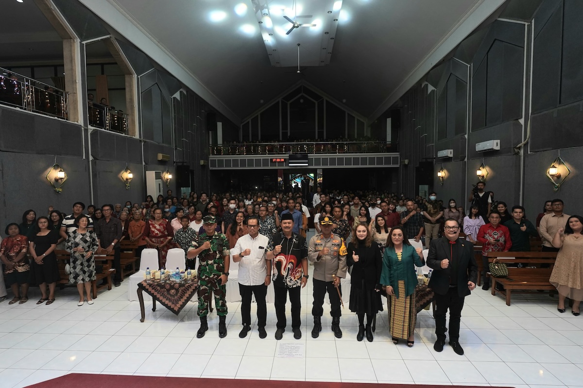 Foto 5 dari 21: Hadiri Misa Perayaan Natal, Wali Kota Dr. Maidi Harap Kebahagiaan dan Kesejahteraan Dirasakan Semua