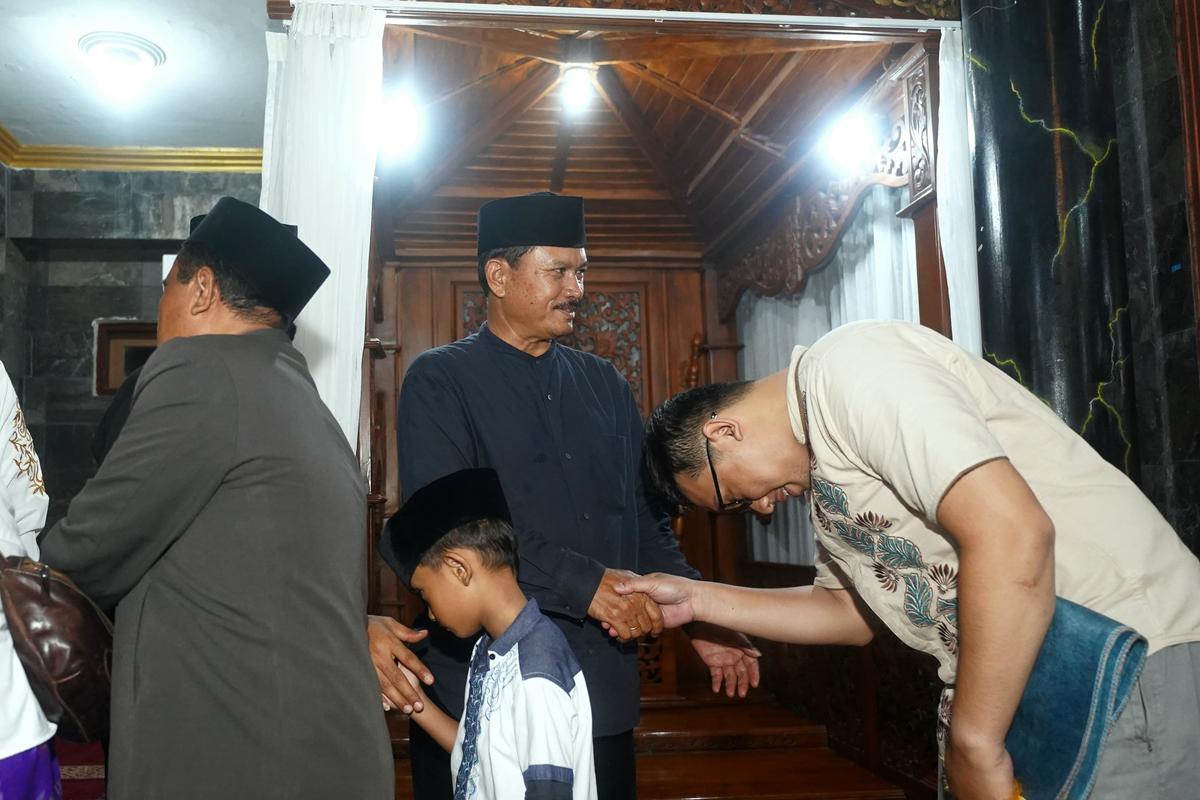 Foto 9 dari 9: Salat Isya dan Tarawih di Masjid Agung Baitul Hakim, Wali Kota: Jadikan Ramadan Sebagai Momentum Tingkatkan Ibadah
