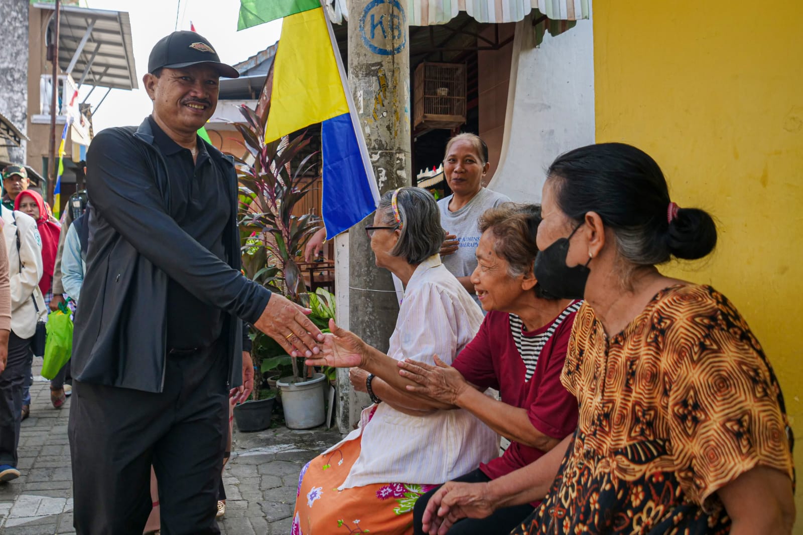 Foto 3 dari 6: Salurkan Bantuan Bagi Warga Yang Membutuhkan, Wali Kota Ingin Semua Bahagia