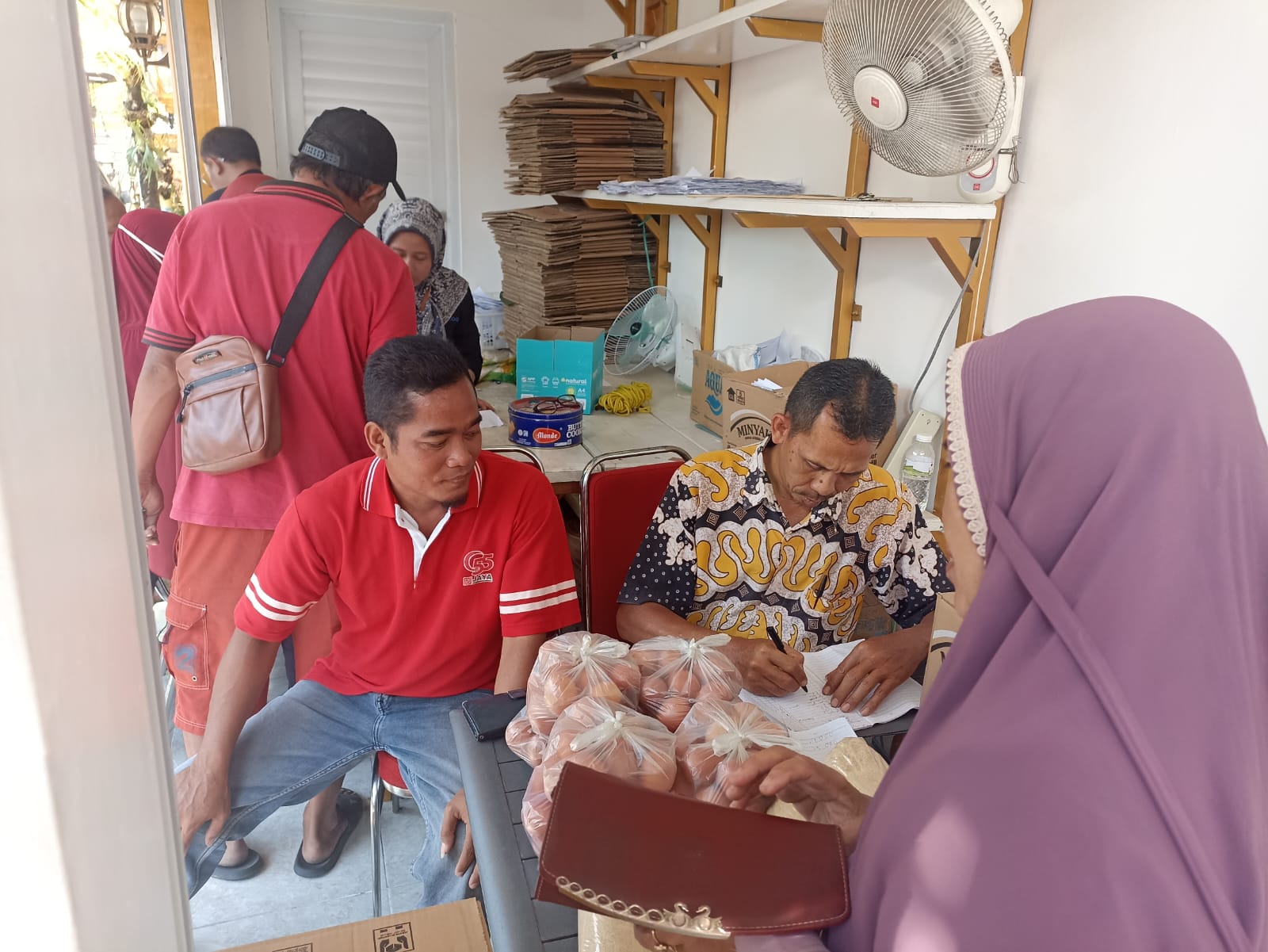 Foto 2 dari 2: Wartek Masih Jadi Jujukan, Bantu Warga Penuhi Kebutuhan Dengan Harga Murah
