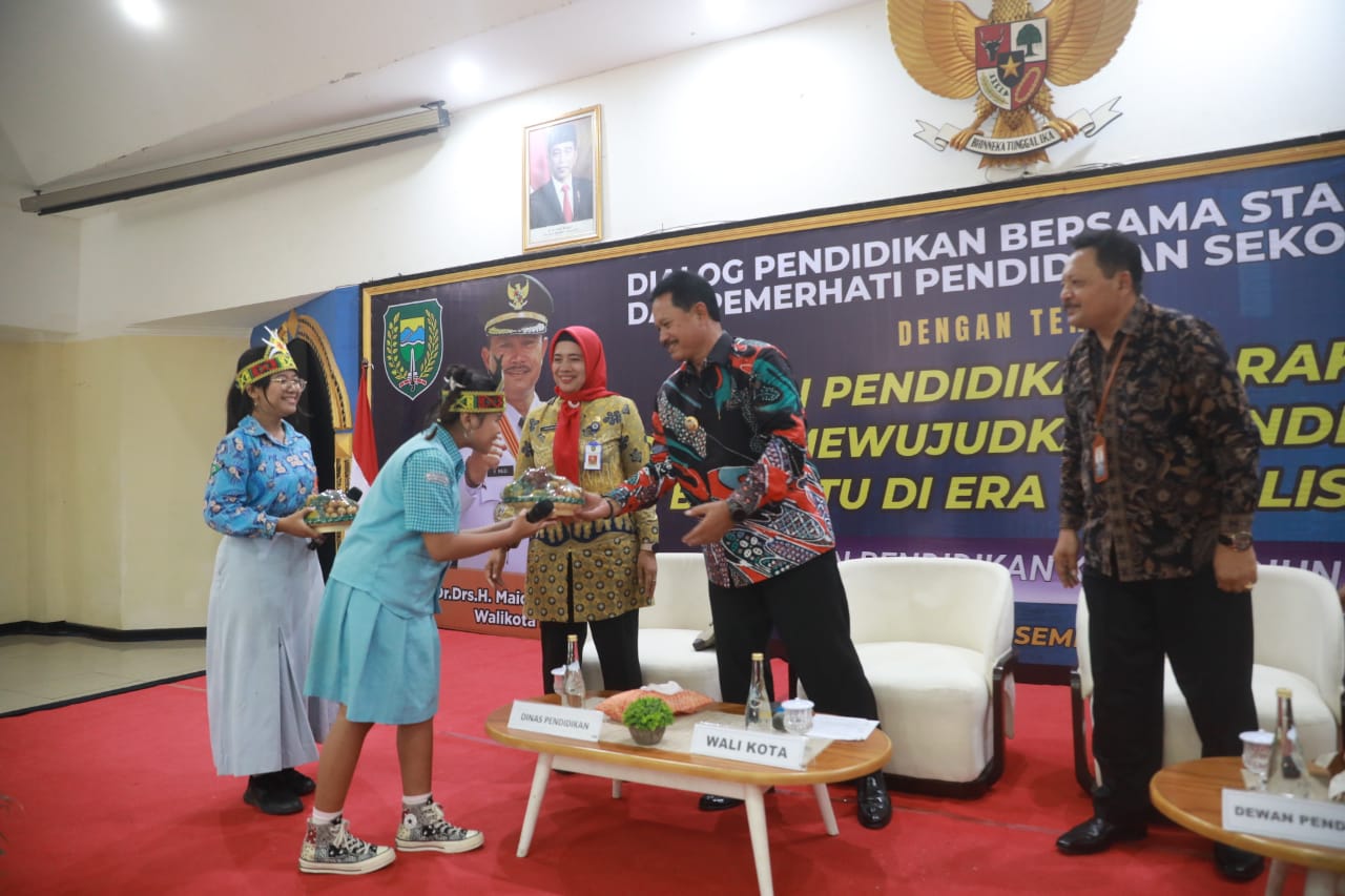 Foto 7 dari 12: Gelar Dialog Kebijakan Pendidikan, Wali Kota Dr.Maidi Harap Seluruh Stakeholder Saling Berkolaborasi