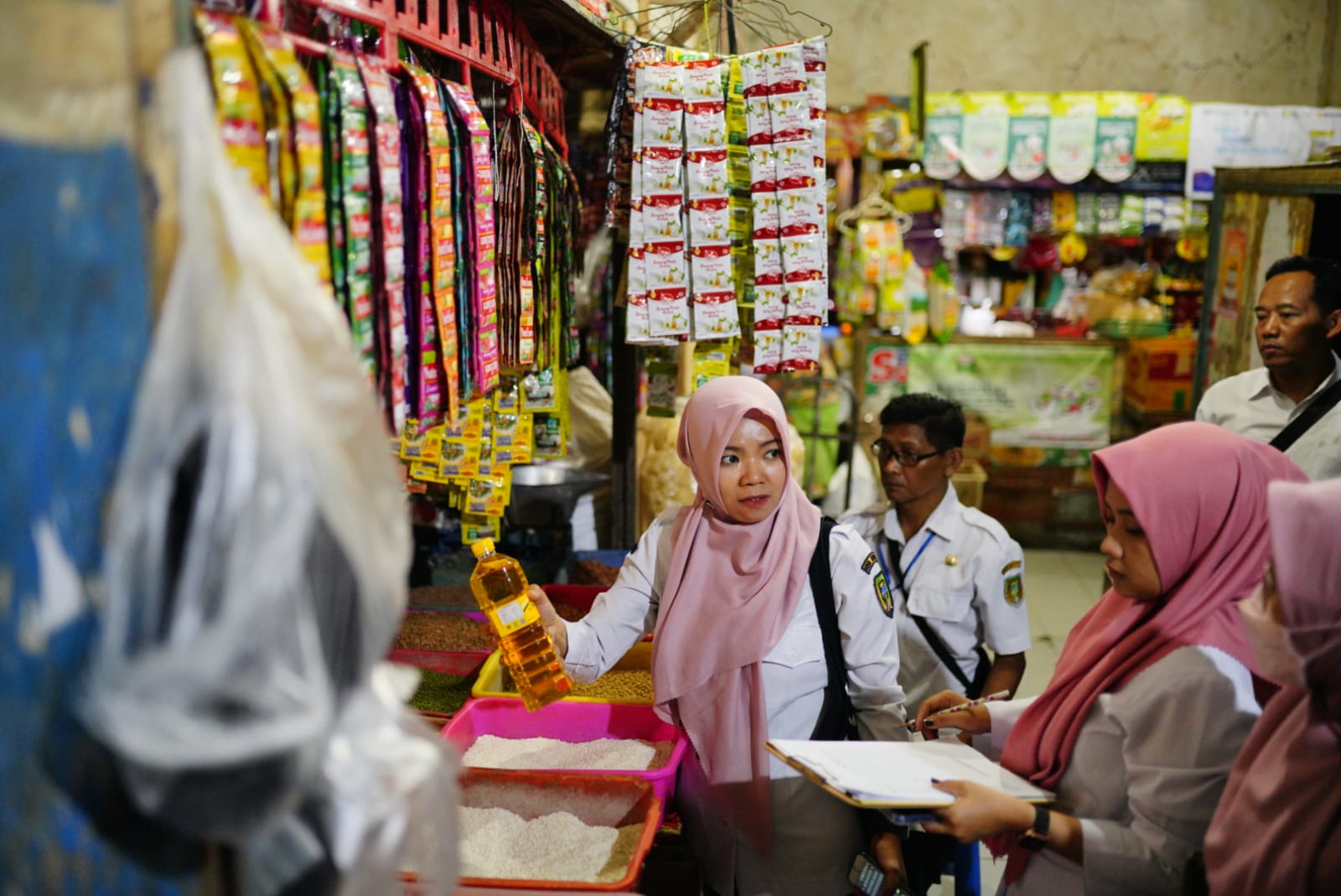 Foto 6 dari 8: Jelang Lebaran, Disdag Pantau Harga Kebutuhan Pokok Di Pasar Tradisional