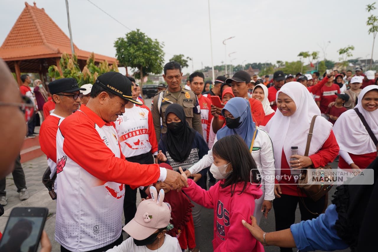 Foto 4 dari 9: Wali Kota Berangkatkan Jalan Sehat Warga