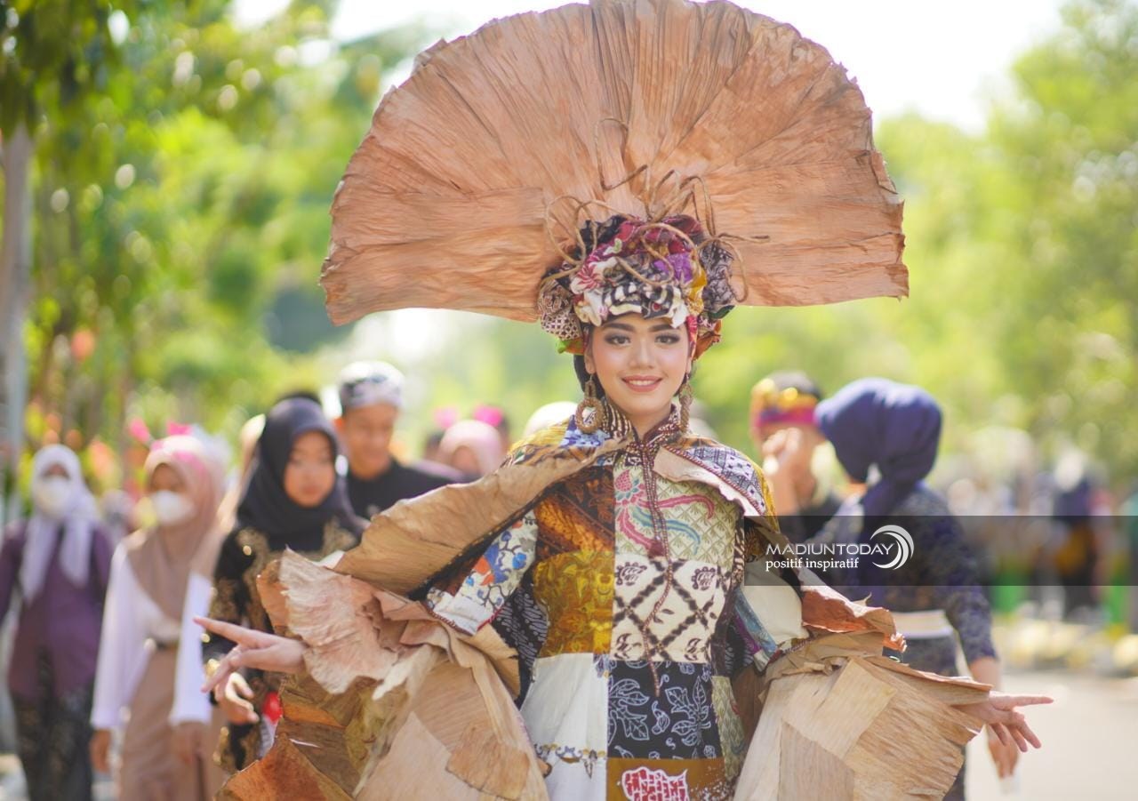 Foto 4 dari 8: Dari Barang Bekas Jadi Kostum Berkelas