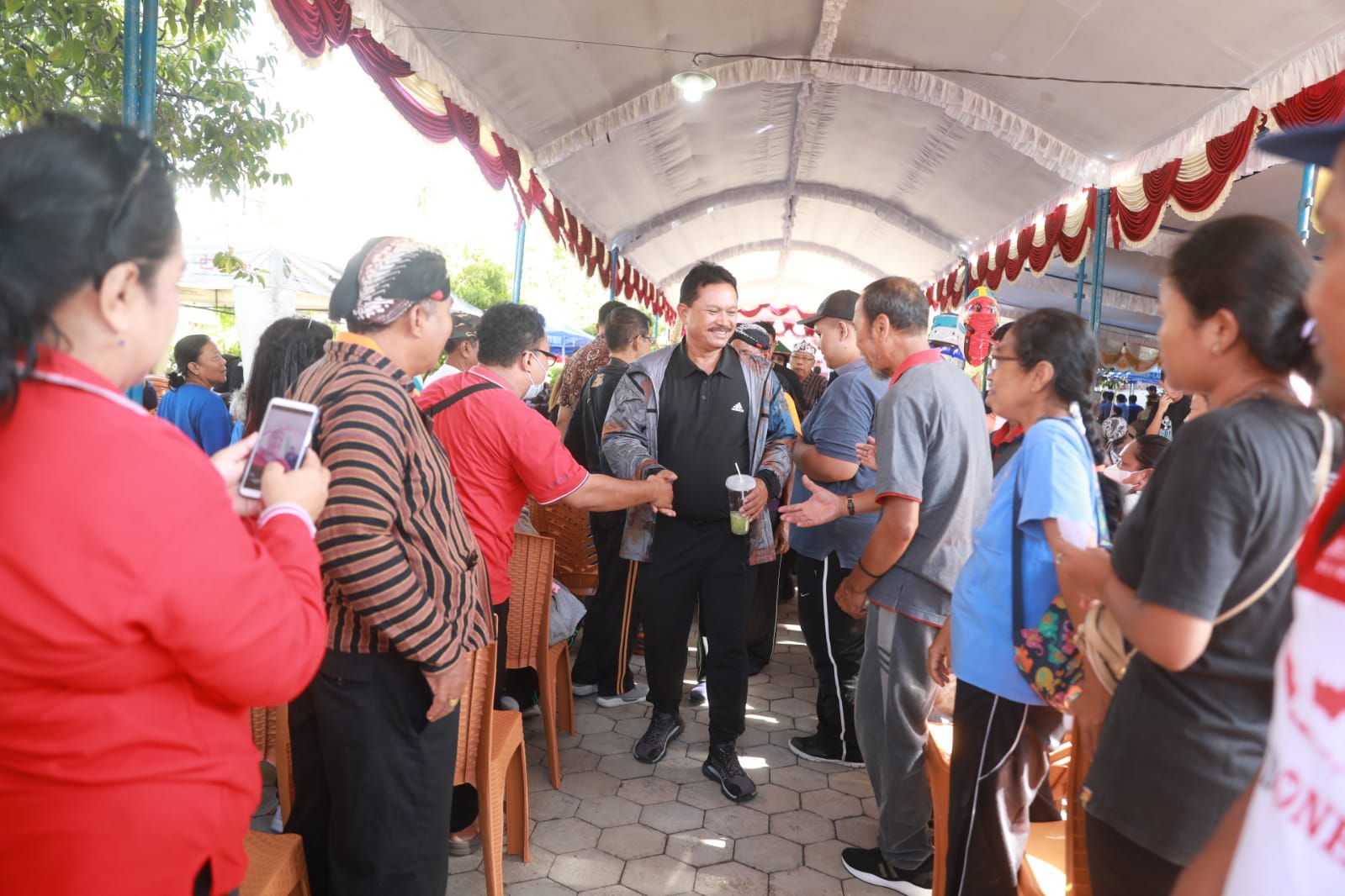 Foto 14 dari 14: Hadiri Peringatan HUT Gereja Mater Dei, Wali Kota Ikut Jalan Santai Hingga Borong Produk UMKM