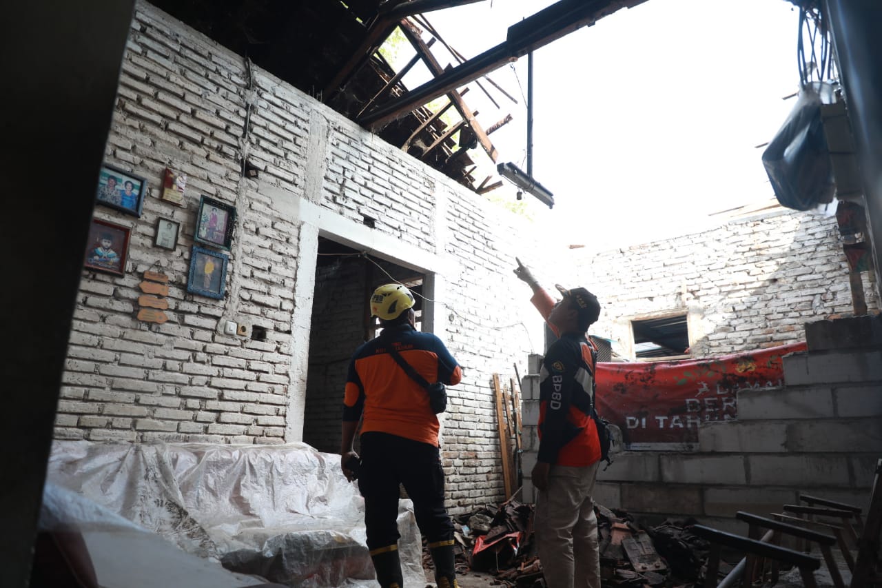 Foto utama berita: Puluhan Petugas Gabungan Dikerahkan, Evakuasi Rumah Roboh Jalan Walet