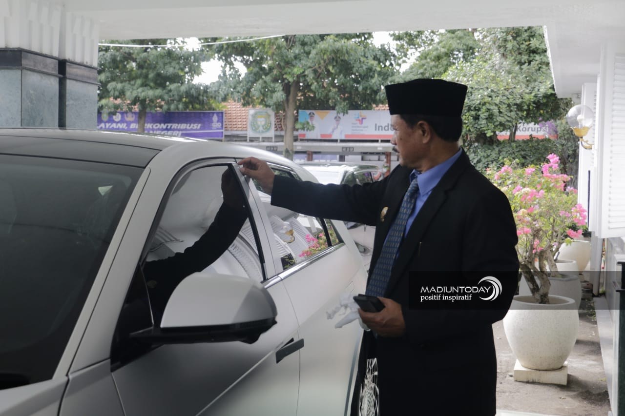 Foto 2 dari 8: Jajal Mobil Dinas Bertenaga Listrik, Wali Kota : Madiun Siap Terapkan Kendaraan Ramah Lingkungan