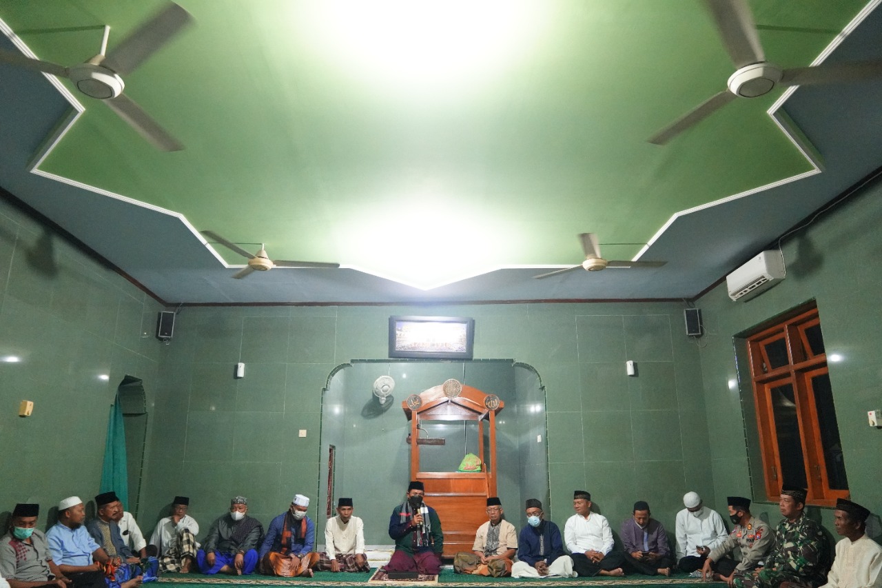 Foto 3 dari 10: Isya Berjamaah Di Masjid Baitul Muttaqiin, Wali Kota Ajak Warga Jaga Kebersihan Lingkungan