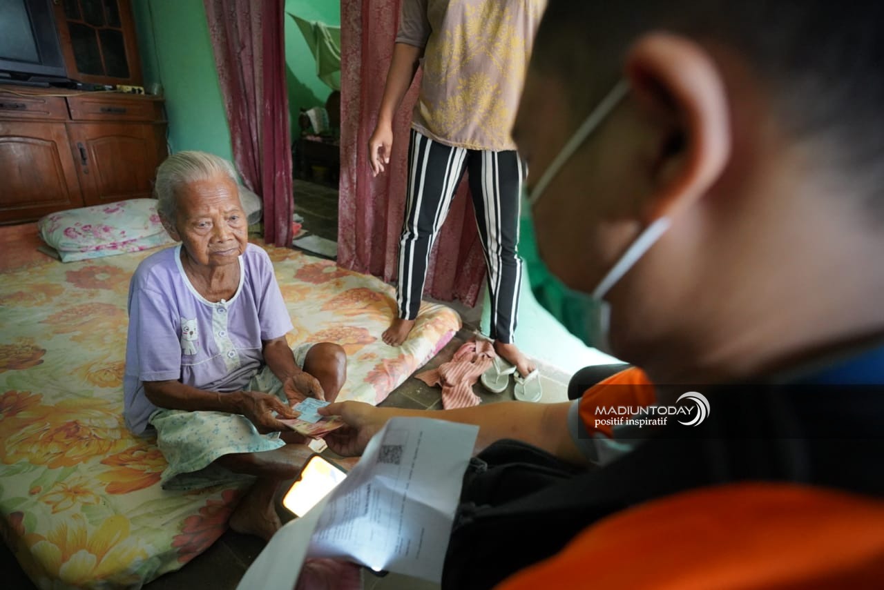 Maksimalkan Penyaluran BLT, PT Pos KCU Madiun Door to Door ke Rumah KPM